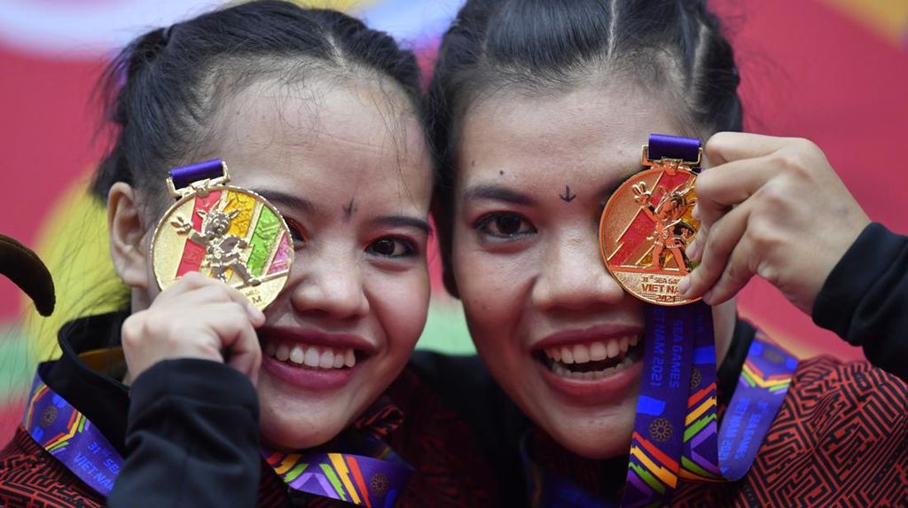 Senyum Manis Pesilat Ganda Putri Raih Emas SEA Games Vietnam