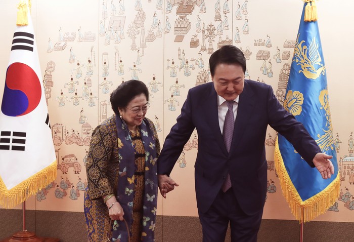 Senyum Megawati Saat Bertemu Presiden Baru Korsel di Seoul Ketum PDI Perjuangan Megawati Soekarnoputri bertemu Presiden Korea Selatan Yoon Suk Yeol. Sebelumnya, Megawati turut hadiri pelantikan presiden baru Korsel itu.