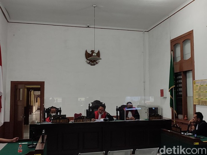 Sidang kasus dana hibah Ketua Kadin Jawa Barat Tatan Pria Sudjana.