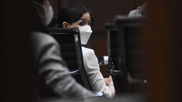 SIDANG PEMERIKSAAN SAKSI WAWAN RIDWAN Mantan pramugari Siwi Widi Purwanti menghadiri sidang sidang kasus korupsi di Ditjen Pajak dan TPPU dengan terdakwa mantan Supervisor Tim Pemeriksa Pajak pada Direktorat Pemeriksaan dan Penagihan Direktorat Jenderal Pajak (DJP) Kemenkeu Wawan Ridwan di Pengadilan Tipikor, Jakarta, Selasa (10/5/2022). JPU KPK menghadirkan 10 orang saksi bagi terdakwa Wawan Ridwan diantaranya mantan pramugari Siwi Widi Purwanti. ANTARA FOTO/Indrianto Eko Suwarso/rwa.
