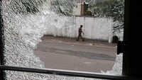 Massa kemudian membalas serangan itu di berbagai wilayah pada malam hari dengan membakar belasan rumah para politikus dari partai berkuasa dan berupaya menyerbu kediaman resmi Perdana Menteri (PM) Sri Lanka di Kolombo.
