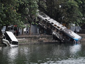 Sri Lanka Dilanda Krisis, Mobil-mobil Pejabat Dibuang Demonstran ke Sungai