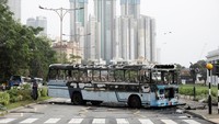 Pada Senin (9/5), para pendukung pemerintah menyerang demonstran di Kolombo dengan tongkat. Demonstran itu diketahui menggelar unjuk rasa damai selama berminggu-minggu terkait krisis ekonomi mengerikan dan menuntut Presiden Gotabaya Rajapaksa mengundurkan diri.