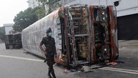 Namun pengunduran diri itu gagal meredam kemarahan publik, dengan Presiden Gotabaya Rajapaksa yang merupakan saudara laki-laki Mahinda, masih menjabat dan memegang wewenang luas termasuk komando atas pasukan keamanan Sri Lanka.