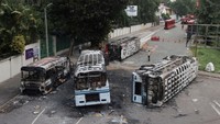 Penampakan sejumlah bus yang dibakar massa saat bentrokan pecah di Sri Lanka akibat krisis ekonomi.