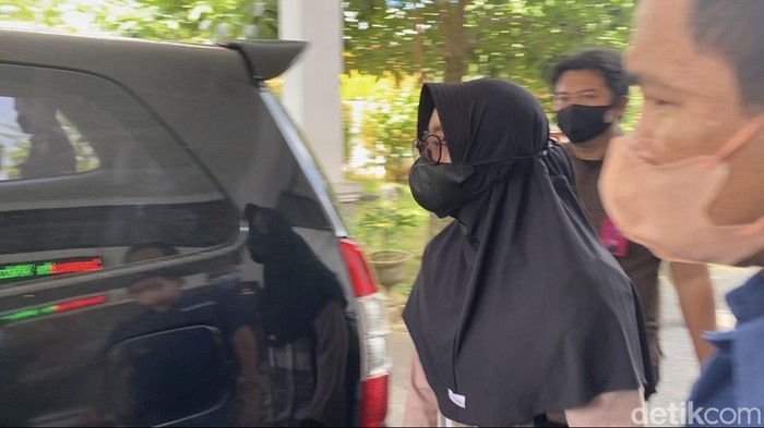 Suami-istri anggota Polres Blora, Bripka Etana Fani dan Briptu Eka Mariani, ditahan jaksa terkait kasus korupsi Rp 3 M, Rabu (11/5/2022).