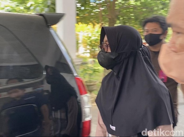 Suami-istri anggota Polres Blora, Bripka Etana Fani dan Briptu Eka Mariani, ditahan jaksa terkait kasus korupsi Rp 3 M, Rabu (11/5/2022).