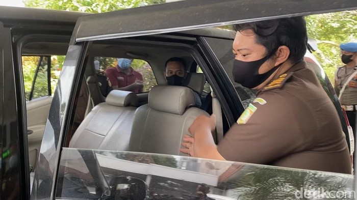 Suami-istri anggota Polres Blora, Bripka Etana Fani dan Briptu Eka Mariani, ditahan jaksa terkait kasus korupsi Rp 3 M, Rabu (11/5/2022).