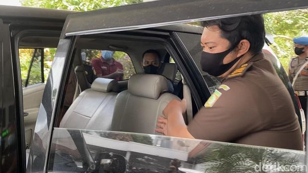 Suami-istri anggota Polres Blora, Bripka Etana Fani dan Briptu Eka Mariani, ditahan jaksa terkait kasus korupsi Rp 3 M, Rabu (11/5/2022).