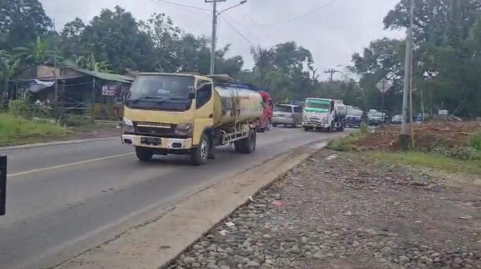 Suasana arus lalu lintas di Desa Rambung Baru, Kecamatan Sibolangit, Kabupaten Deli Serdang ramai lancar, Rabu (11/5/2022).