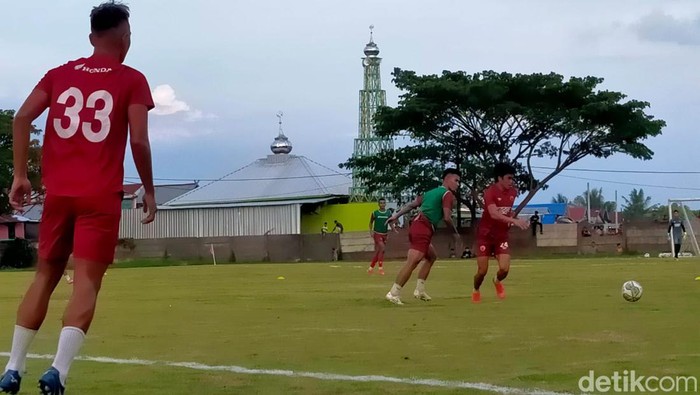 Suasana latihan perdana PSM Makassar dengan pelatih anyar Bernardo Tavares. (Ibnu Munsir/detikSulsel)