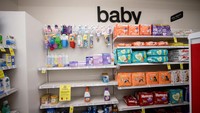 Narasumber dari Target, sebuah perusahaan ritel Amerika Serikat menyebut jika pembelian susu formula secara online dibatasi sebanyak empat buah sekali transaksi. Sementara pembelian langsung di toko Target tidak dibatasi.