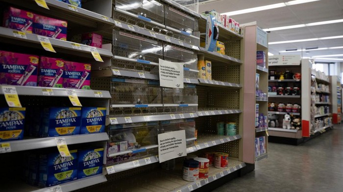 Susu Bayi Langka di AS, Rak Supermarket Kosong Melompong Empty shelves show a shortage of baby formula at a Walgreens store in San Antonio, Texas, U.S. May 10, 2022. REUTERS/Kaylee Greenlee Beal