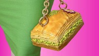 Menyambut bulan suci Ramadan beberapa waktu lalau, Rommy de Bommy membuat tas berbentuk Baklava. Makanan asal Timur Tengah ini sering dijadikan menu berbuka puasa. Foto: instagram @rommy de bommy