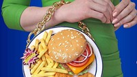 Penggemar fast food pasti senang dengan desain tas satu ini. Isinya ada burger, chicken nugget hingga kentang goreng. Kamu bisa membawa tas ini saat hangout ke restoran fast food. Foto: instagram @rommy de bommy
