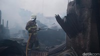 Pada pantauan pukul 17.50 WIB, masih ada beberapa titik api yang dipadamkan.
