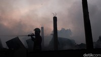 Personel damkar terjun ke sejumlah titik kebakaran.