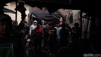 Warga dan pedagang turut membantu memadamkan api.