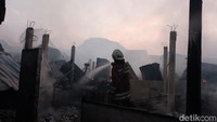 Kondisi angin yang kencang menjadi kendala padamnya api.
