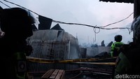 Garis polisi dipasang di lokasi kebakaran.