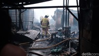 Petugas pemadam kebakaran memadamkan api di lokasi kebakaran Pasar Ciputat, Tangsel, Banten, Rabu (11/5/2022).
