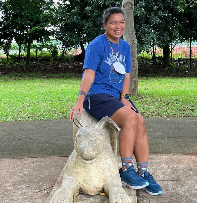 Pola makannya diubah. Tika Panggabean mengganti nasi putih jadi nasi hitam yang lebih kaya serat. Personil Project Pop ini juga memperbanyak asupan sayur-mayur serta buah rendah gula. Foto: Instagram/@botikapanggabean