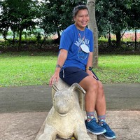 Pola makannya diubah. Tika Panggabean mengganti nasi putih jadi nasi hitam yang lebih kaya serat. Personil Project Pop ini juga memperbanyak asupan sayur-mayur serta buah rendah gula. Foto: Instagram/@botikapanggabean