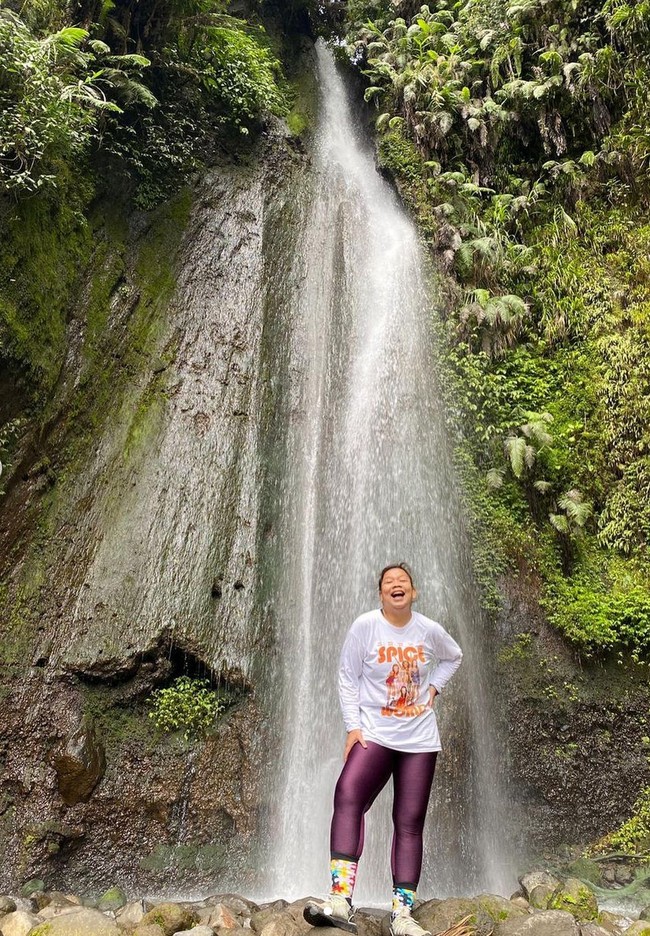 Tak hanya makan sehat dengan mengurangi gula dan karbohidrat, bintang film ‘Ali & Ratu Ratu Queens’ ini juga menjalani gaya hidup aktif. Ia rutin jalan kaki, berenang, juga jogging. Foto: Instagram/@botikapanggabean