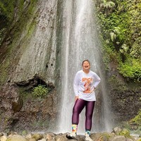 Tak hanya makan sehat dengan mengurangi gula dan karbohidrat, bintang film ‘Ali & Ratu Ratu Queens’ ini juga menjalani gaya hidup aktif. Ia rutin jalan kaki, berenang, juga jogging. Foto: Instagram/@botikapanggabean