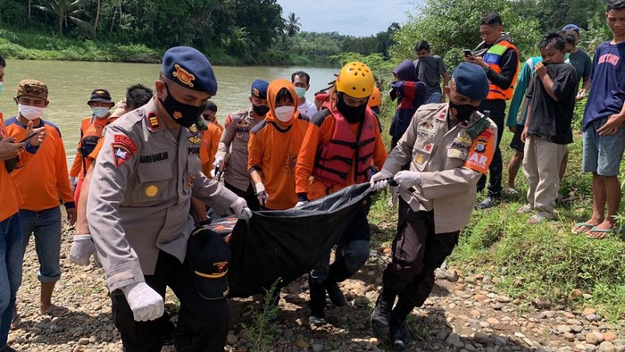 Tim SAR mengevakuasi jenazah korban hilang terseret arus sungai di Sinjai.