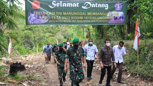 Bupati Klungkung I Nyoman Suwirta meninjau kegiatan TNI Manunggal Masuk Desa (TMMD) ke-113 Kodim 1610 Klungkung Tahun Anggaran 2022 di  Desa Bunga Mekar, Kecamatan Nusa Penida