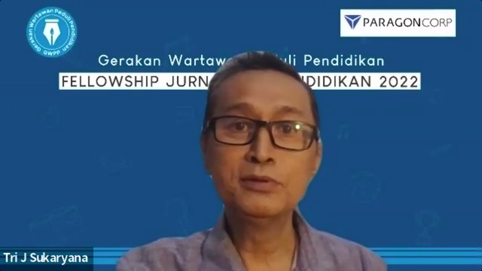 Wartawan senior, Tri Juli Sukarya, saat menyampaikan materi penulisan judul menarik dalam acara Fellowship Jurnalisme Pendidikan, Rabu (11/5/2022).