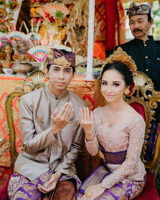Istri Turah Parthayana, Triyana Mahadewi, tiba-tiba jadi perbincangan. Wanita tersebut ramai diberitakan berselingkuh dari sang YouTuber bahkan membawa kabur uangnya senilai ratusan juta. Foto: Instagram Triyana Mahadewi
