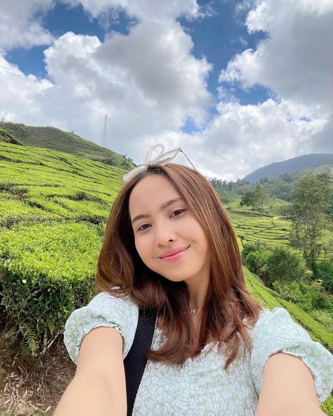 Dilansir situs Pengadilan Neger Denpasar, tercacat sebuah gugat bahwa Triyana membawa pergi uang milik Turah senilai Rp 434,5 juta. Tapi bukan hanya Triyana, ada enam tergugat lain dalam kasus tersebut.Foto: Instagram Triyana Mahadewi