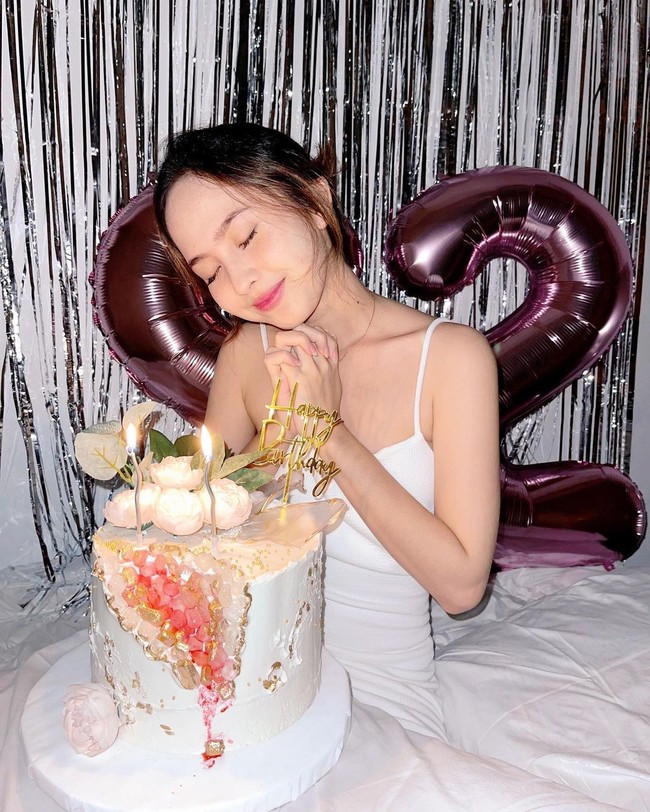 Triyana dan Turah Parthayana sendiri menikah pada 2020. Ketika itu, usia Triyana masih sangat muda yakni 20 tahun. Awalnya mereka sering menunjukkan kemesraan baik di media sosial maupun video YouTube.Foto: Instagram Triyana Mahadewi