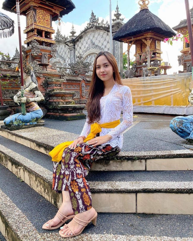 Seperti Turah Parthayana, Triyana juga aktif di media sosial. Ia adalah YouTuber dan TikToker yang sering berbagi konten tentang kecantikan dan keindahan daerah asalnya, Bali. Foto: Instagram Triyana Mahadewi