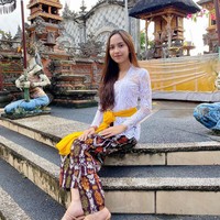 Seperti Turah Parthayana, Triyana juga aktif di media sosial. Ia adalah YouTuber dan TikToker yang sering berbagi konten tentang kecantikan dan keindahan daerah asalnya, Bali. Foto: Instagram Triyana Mahadewi