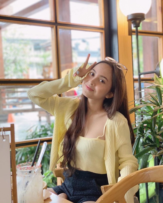 Keretakan rumah tangga Turah Parthayana dan istrinya tercium netizen ketika mereka tidak lagi tampil dalam postingan masing-masing. Keduanya juga sudah menghapus foto mantan pasangan di Instagram. Foto: Instagram Triyana Mahadewi