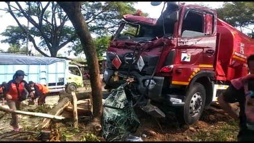 Kondisi truk BBM Pertamina yang ringsek akibat menabrak pohon perindang di Bypass Ida Bagus Mantra, Klungkung, Rabu (11/5/2022) siang.