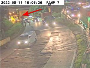 Truk Patah As di Cikunir Masih Dievakuasi, Tol Arah Jakarta Macet 25 Km