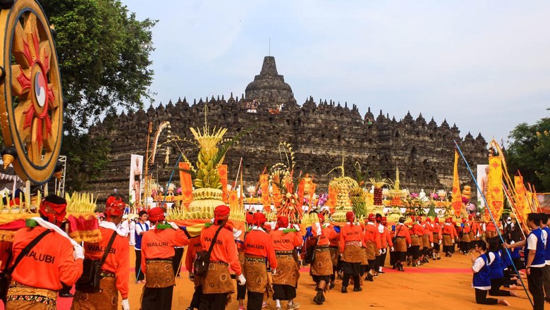Sejumlah umat Budha mengikuti kirab saat prosesi kirab Waisak 2563 BE/2019 di kawasan Candi Borobudur, Magelang, Jawa Tengah, Sabtu (18/5/2019). Prosesi kirab dari Candi Mendut menuju Candi Borobudur yang diikuti oleh ribuan umat Budha itu menjadi rangkaian puncak peringatan Tri Suci Waisak 2019. ANTARA FOTO/Andreas Fitri Atmoko/hp.