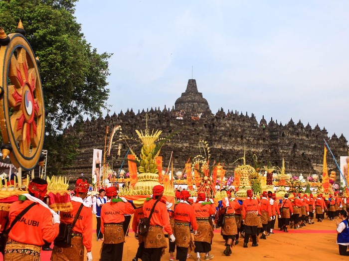 Sejumlah umat Budha mengikuti kirab saat prosesi kirab Waisak 2563 BE/2019 di kawasan Candi Borobudur, Magelang, Jawa Tengah, Sabtu (18/5/2019). Prosesi kirab dari Candi Mendut menuju Candi Borobudur yang diikuti oleh ribuan umat Budha itu menjadi rangkaian puncak peringatan Tri Suci Waisak 2019. ANTARA FOTO/Andreas Fitri Atmoko/hp.