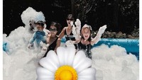Ninja Pool Party tentu tak lengkap tanpa basah-basahan di kolam renang. Foto: Instagram Nia Ramadhani