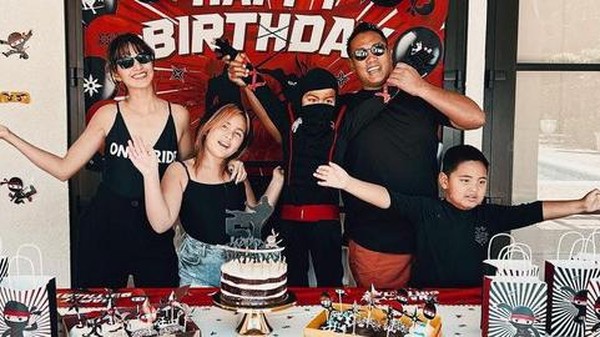 Ninja Pool Party! Gaya Keluarga Nia Ramadhani Rayakan Ultah Anak di Amerika