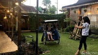 Becak yang tidak fungsional dijadikan properti berfoto buat para turis.