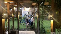 Halaman belakang Umaeh Inyong dibuat sedemikian rupa menjadi lebih homy dengan sentuhan etnik.  