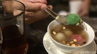 Wedang ronde hangat menjadi teman yang asik saat udara sejuk menyapa Kota Purwokerto.