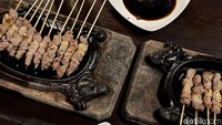 Salah satu menu andalan yang bikin meleleh, sate kambing muda. Disajikan dengan bumbu kecap dengan potongan cabai dan bawang merah. 