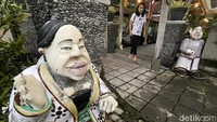 Patung loro blonyo menyapa pengunjung di pintu masuk. Terdapat tulisan Mlebu alias Masuk dalam bahasa ngapak Banyumasan.