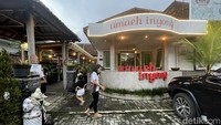 Halaman depan Umaeh Inyong (Rumahnya Saya), Jl Ahmad Yani, Purwokerto, Banyumas, Jawa Tengah. Restoran yang juga menjual oleh-oleh ini menempati rumah kolonial dengan modifikasi menjadi lebih turis dan instagenic.